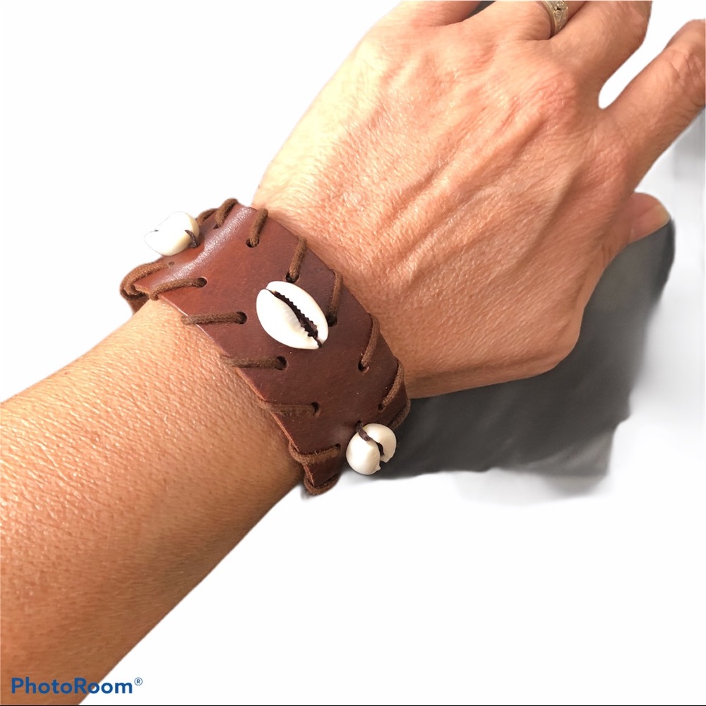 Handmade leather snap bracelet with shells EUC